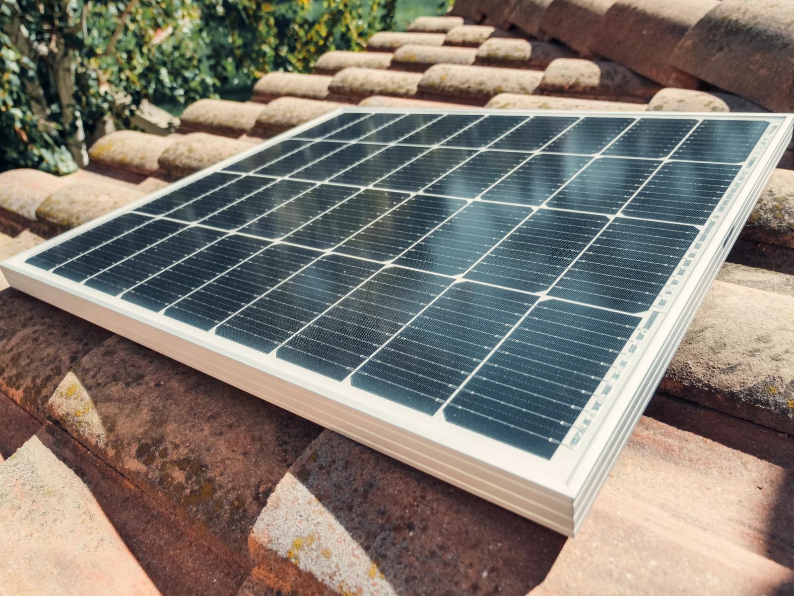 Detailansicht eines Photovoltaikmoduls als Kontext für Speicher und Ladeinfrastruktur