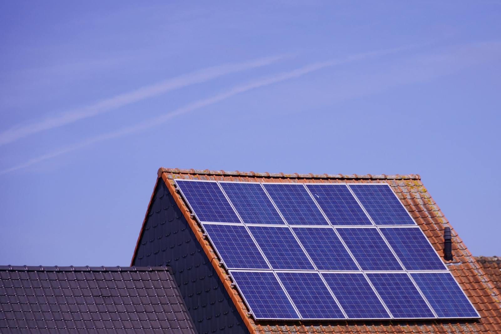 Steildach mit Photovoltaikmodulen als Beispiel für Dachanalyse und Belegung