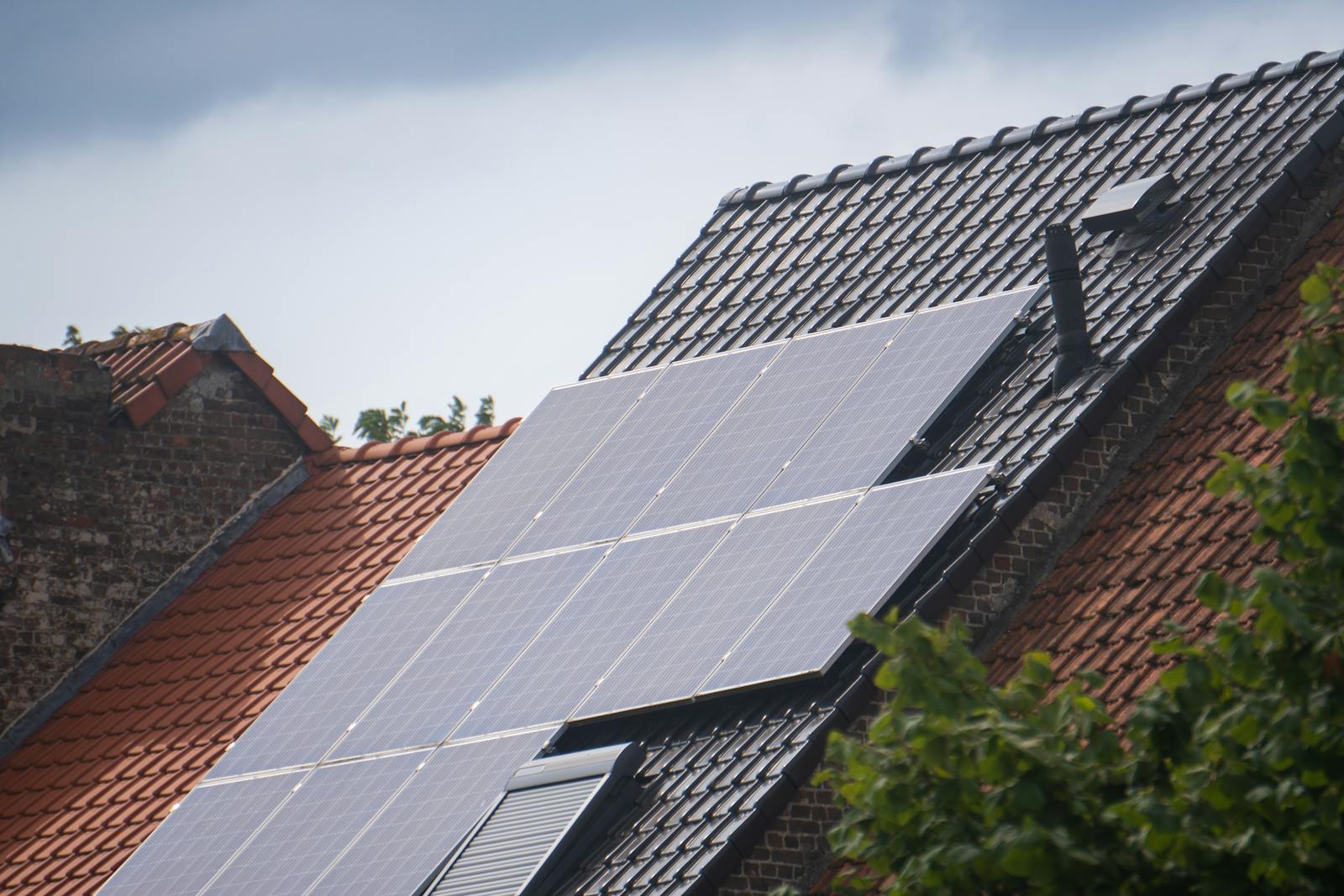 Dachanlage mit Photovoltaik als Symbol für den Start einer strukturierten Anfrage